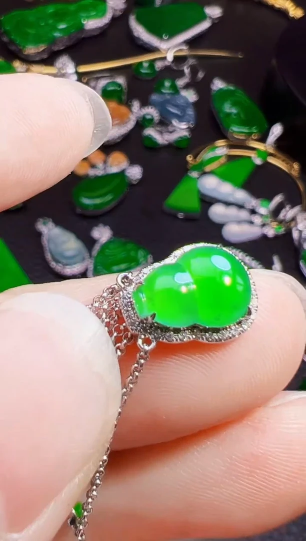 颈饰18K金镶嵌翡翠涅**佛翡翠