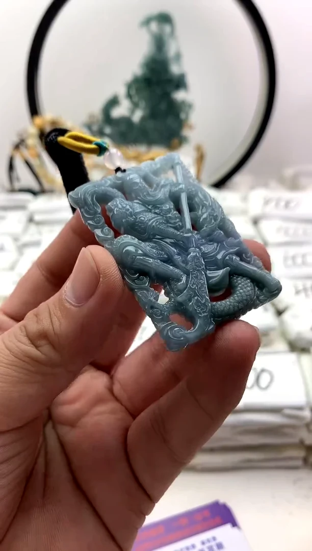 翡翠未镶嵌颈饰关公