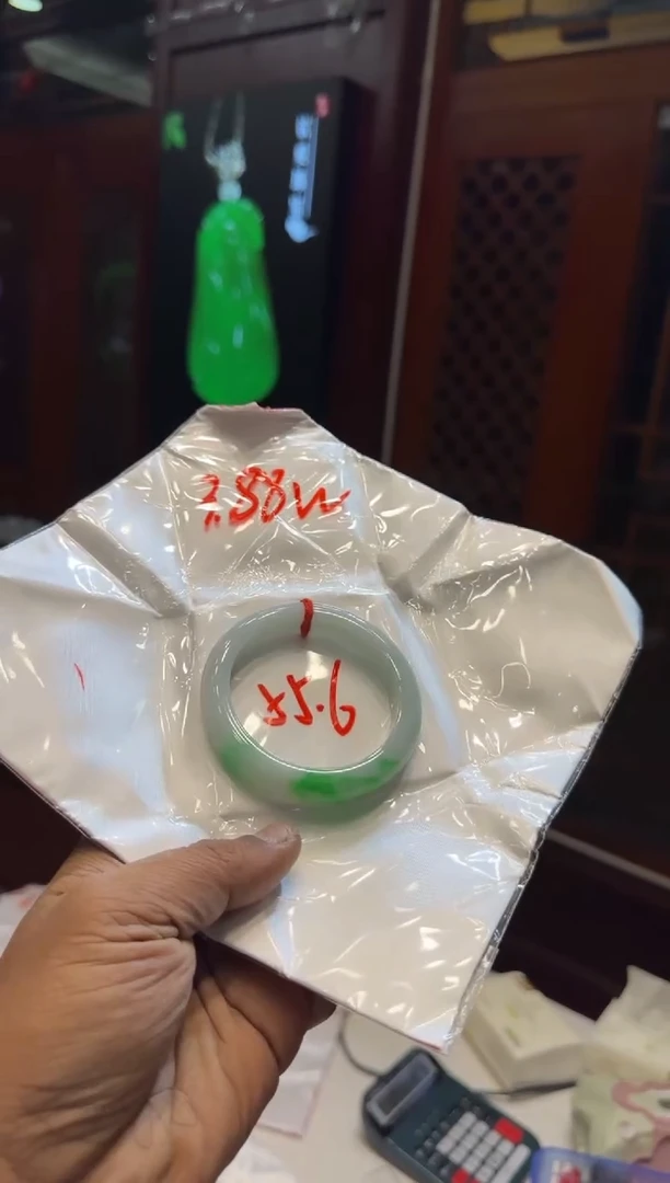 未镶嵌手镯翡翠手镯包容价