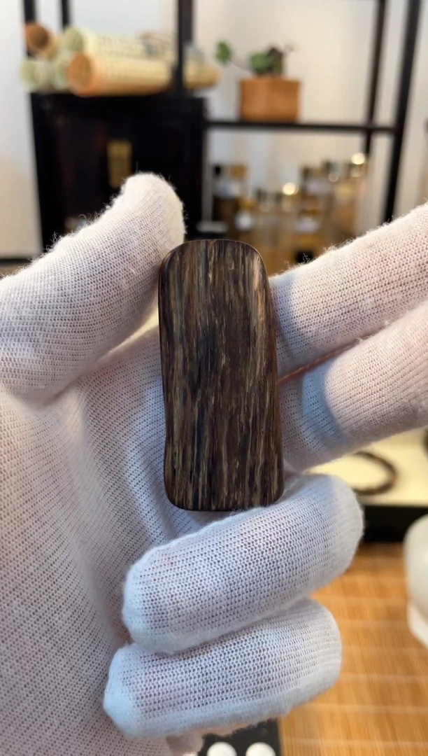 【闪购商品】沉香吊坠芽庄9分沉素牌 5.63g LC0046