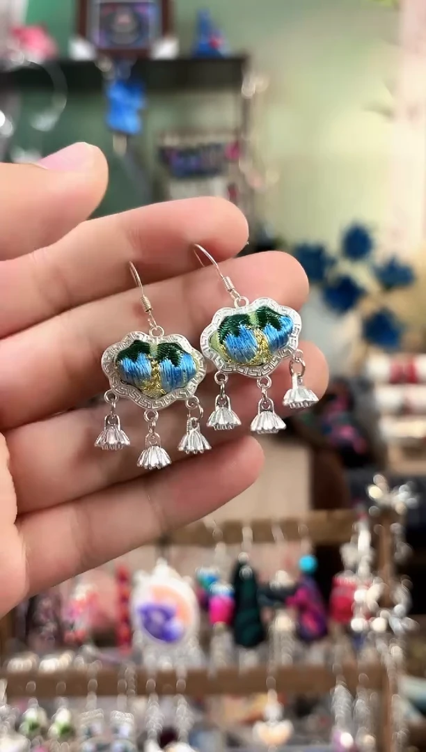 彩云南阁非遗老绣饰品031