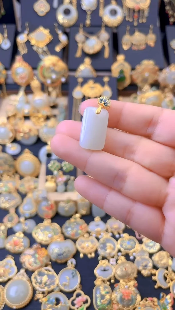 和田玉银S925镀金镶嵌颈饰莲花无事牌吊坠