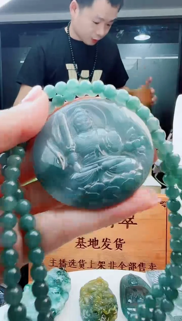翡翠未镶嵌颈饰多样性发货其中一件