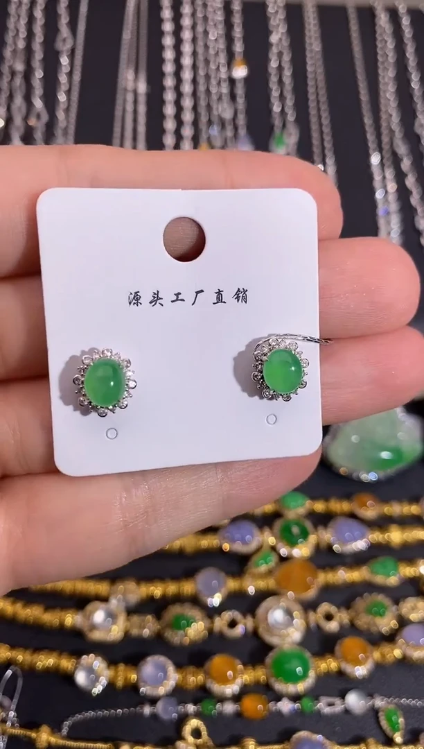 颈饰18K金镶嵌翡翠耳饰