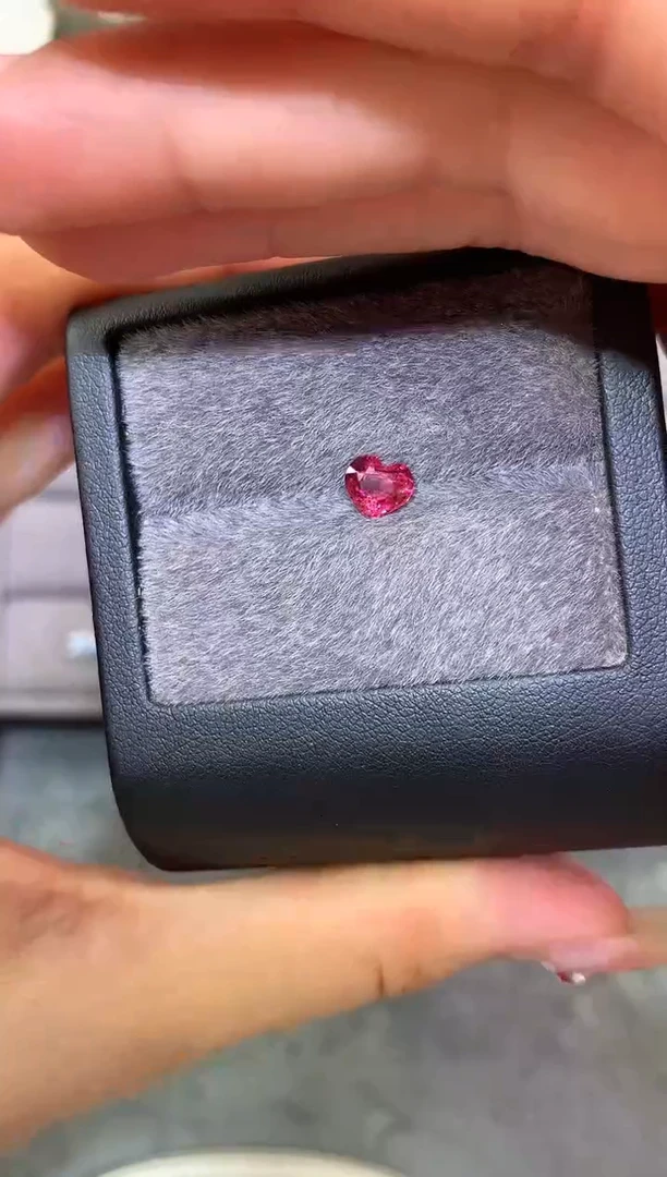未镶嵌裸石定制尖晶石心形 霓虹色调 0.92ct
