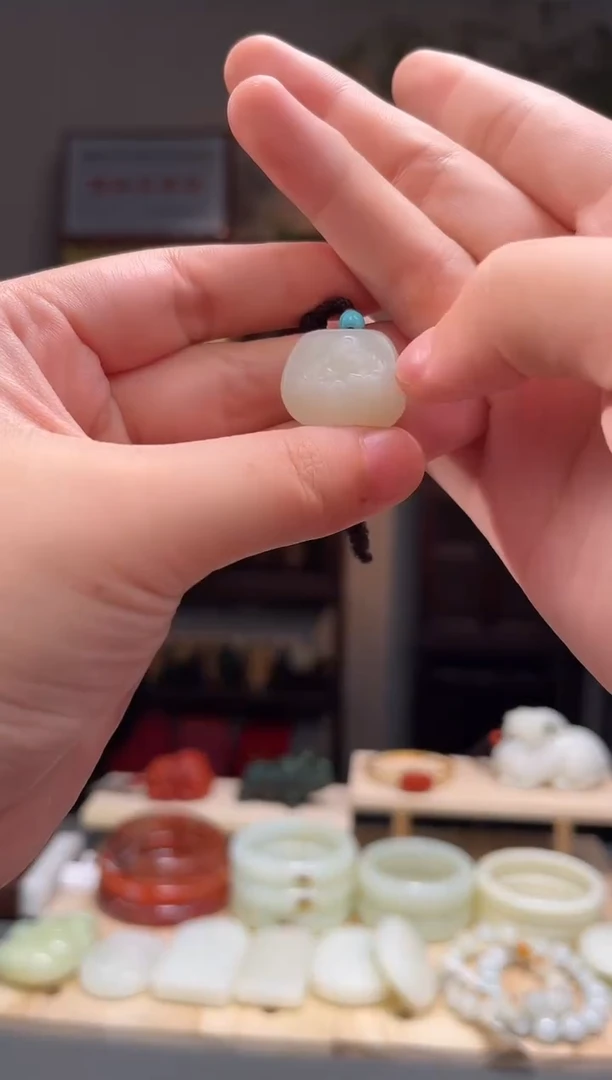 颈饰未镶嵌和田玉吊坠