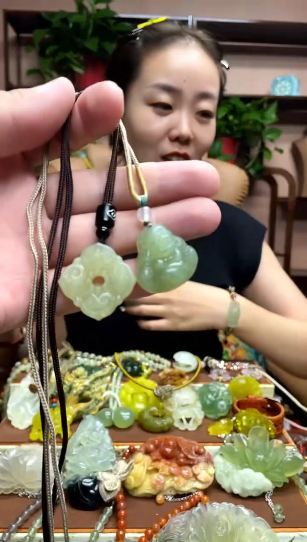 未镶嵌岫玉颈饰·瑕疵