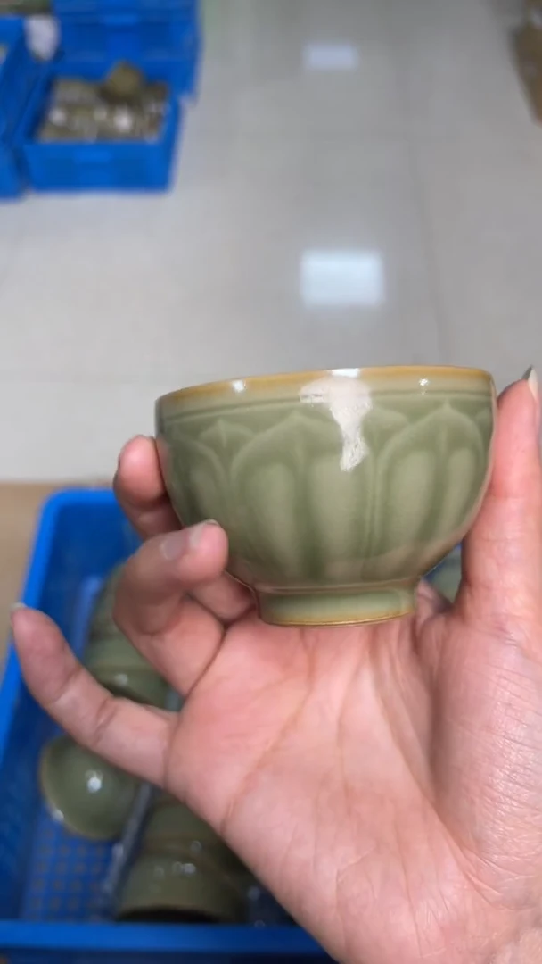 陶瓷橄榄绿莲瓣禅定杯 单只