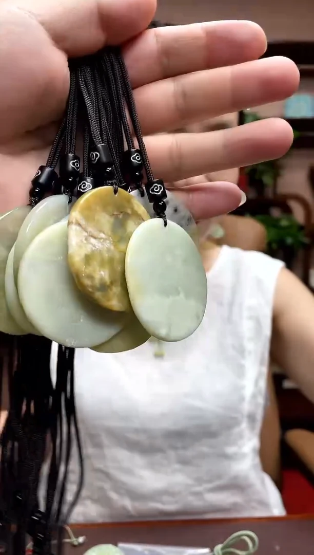 岫玉未镶嵌吊坠多样性发货发其中之一