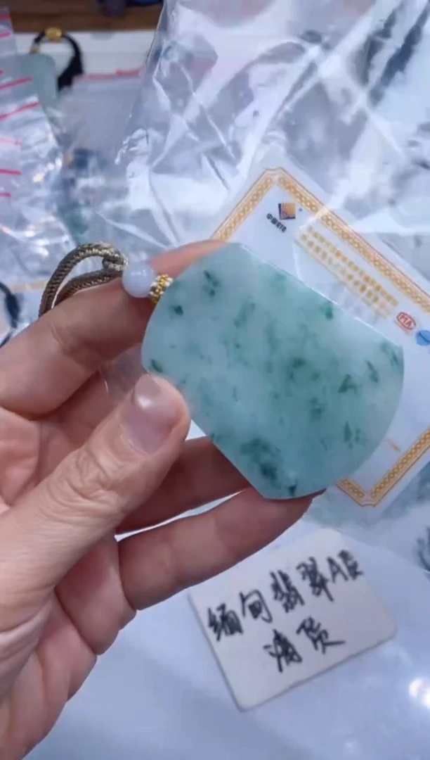 颈饰未镶嵌翡翠吊坠