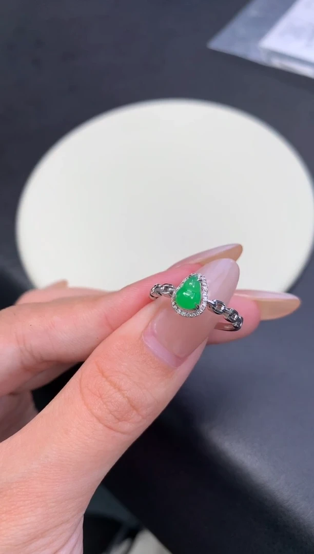 颈饰18K金镶嵌翡翠48小时鉴赏期 退货不扣服务费