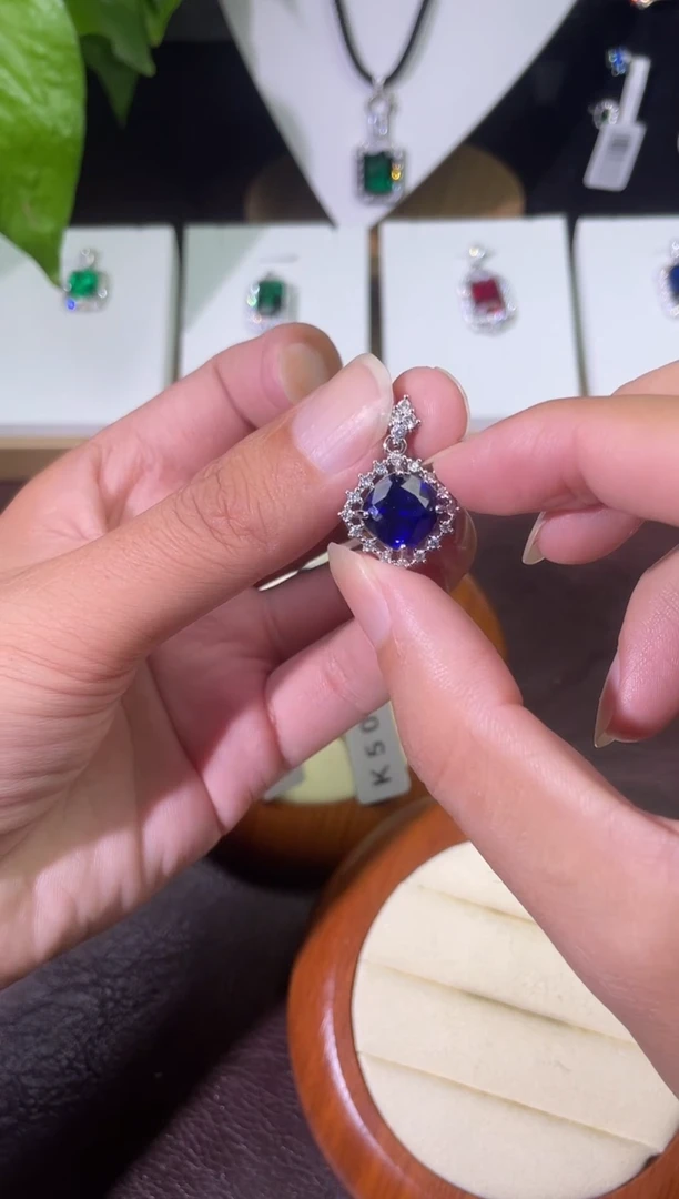 合金颈饰合成钻石蓝宝吊坠