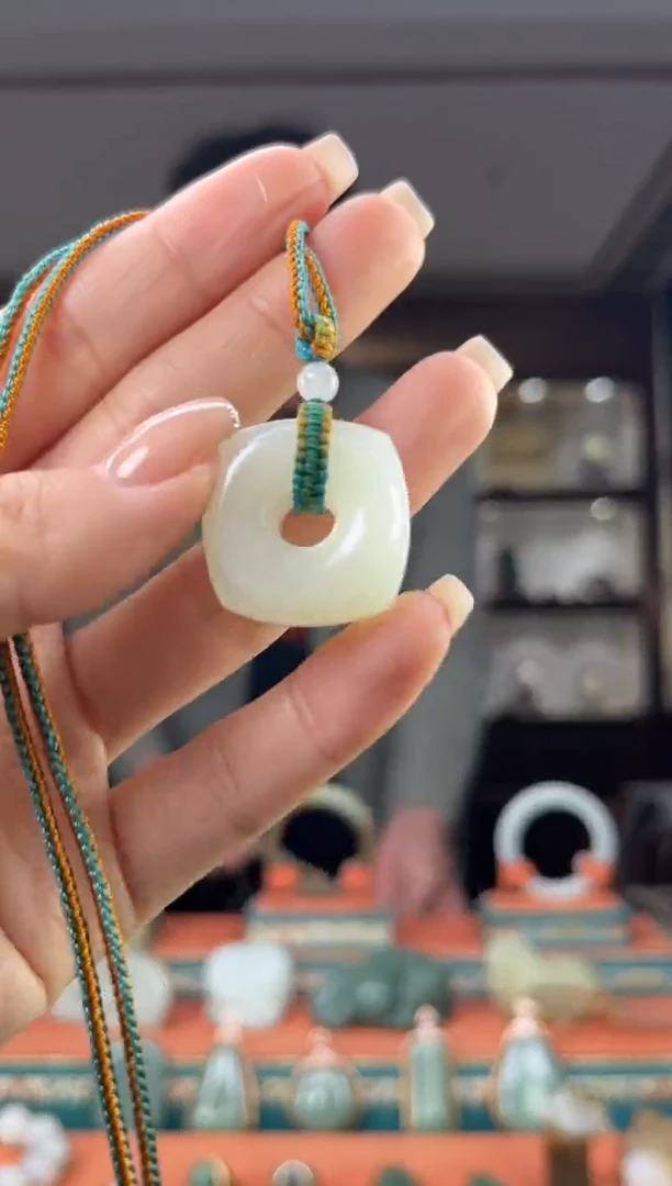 颈饰未镶嵌和田玉佩佩