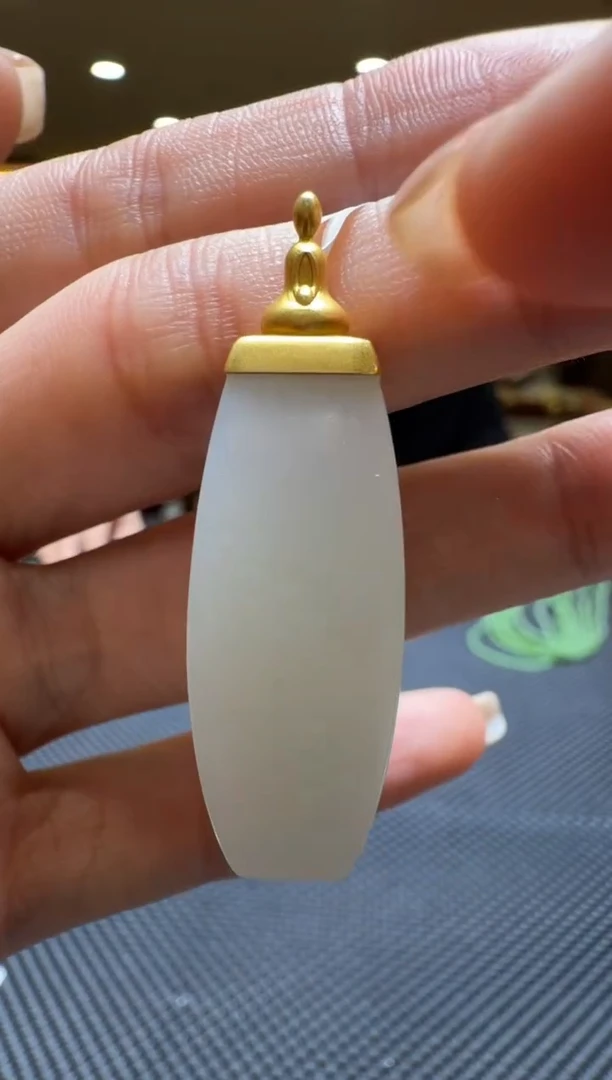 颈饰18K金镶嵌和田玉挂件