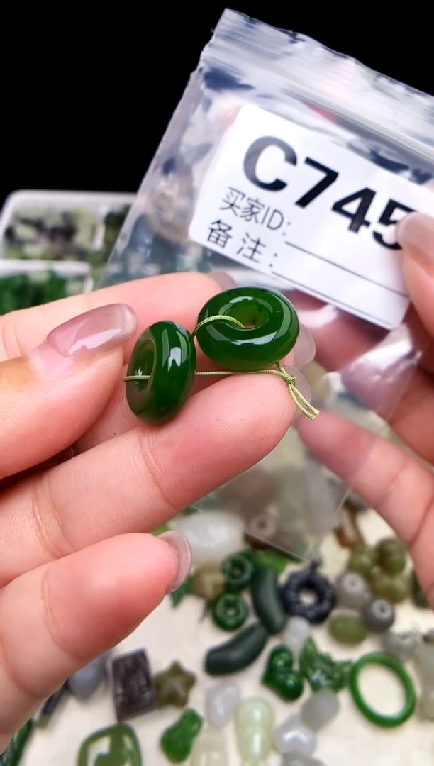 颈饰未镶嵌和田玉 一对