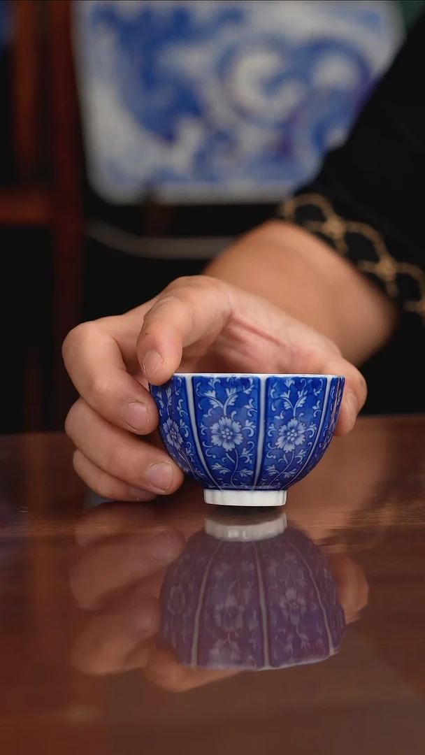 柴窑青花缠枝牡丹主人杯