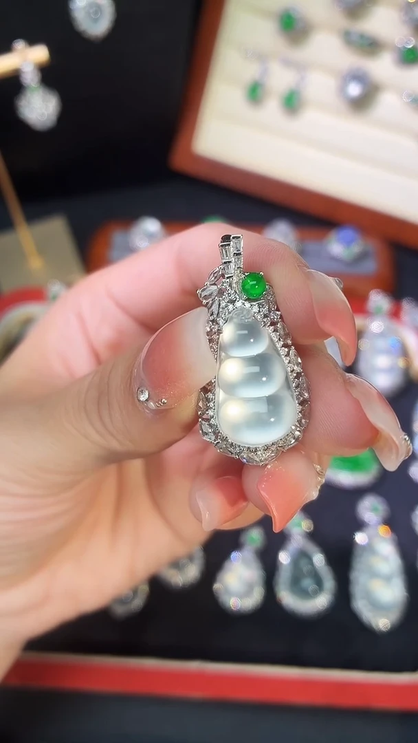 颈饰18K金镶嵌翡翠福豆