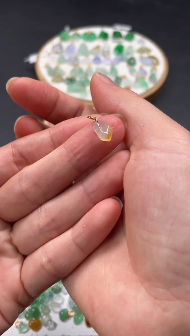 吊坠(不含链)18K金镶嵌翡翠一个JK712