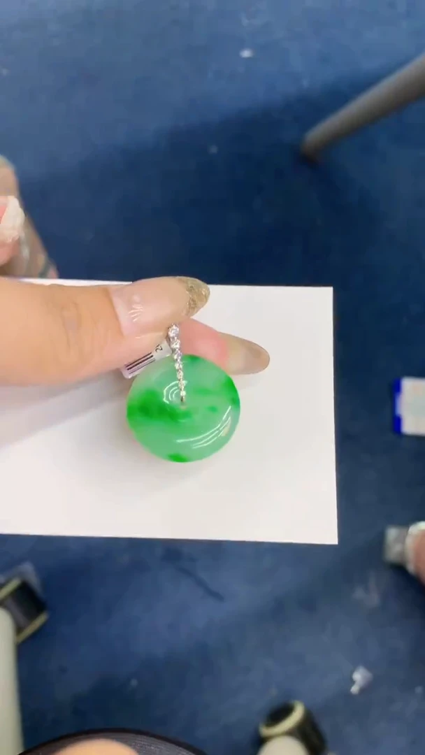 翡翠18K金镶嵌颈饰           1