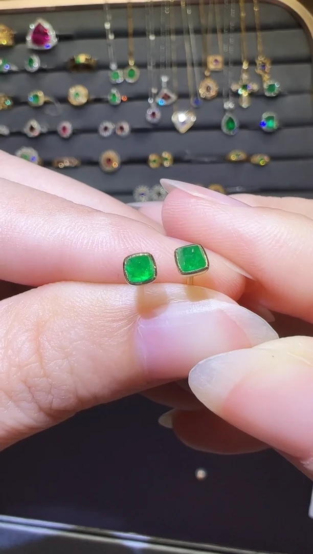 18K金镶嵌耳饰祖母绿明*0.335ct
