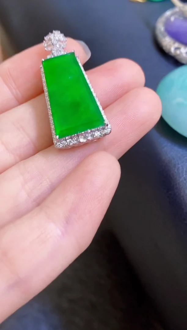 颈饰18K金镶嵌翡翠M****猫无事牌