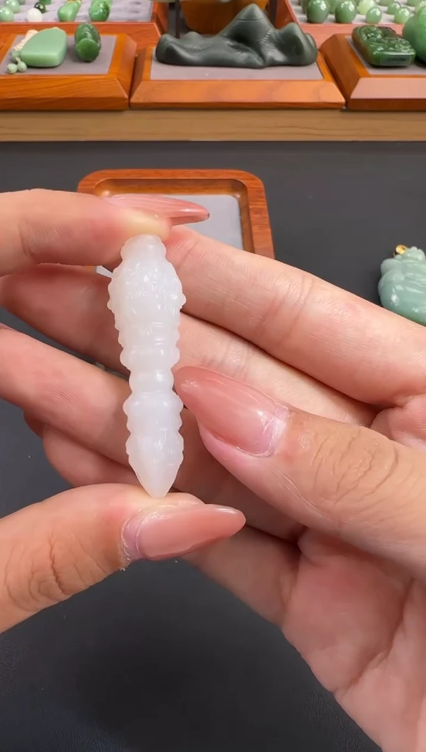 颈饰未镶嵌和田玉白**人吊坠