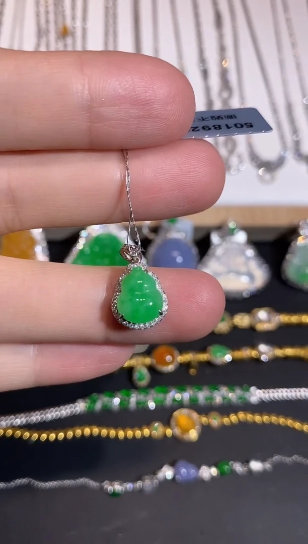 颈饰18K金镶嵌翡翠吊坠