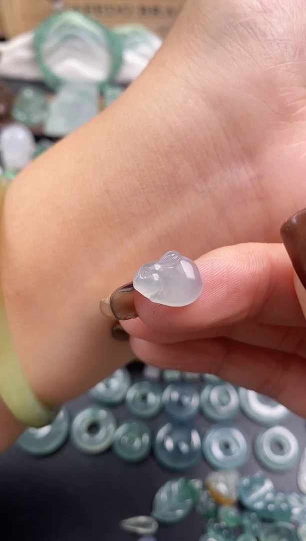 颈饰未镶嵌翡翠兔子