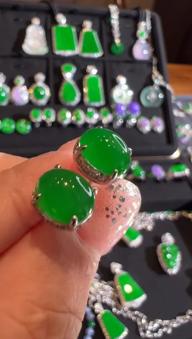 18K金镶嵌翡翠耳饰蛋面耳钉