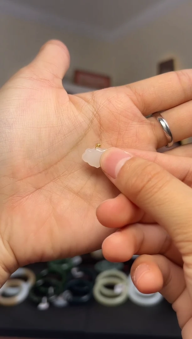 颈饰18K金镶嵌和田玉吊坠