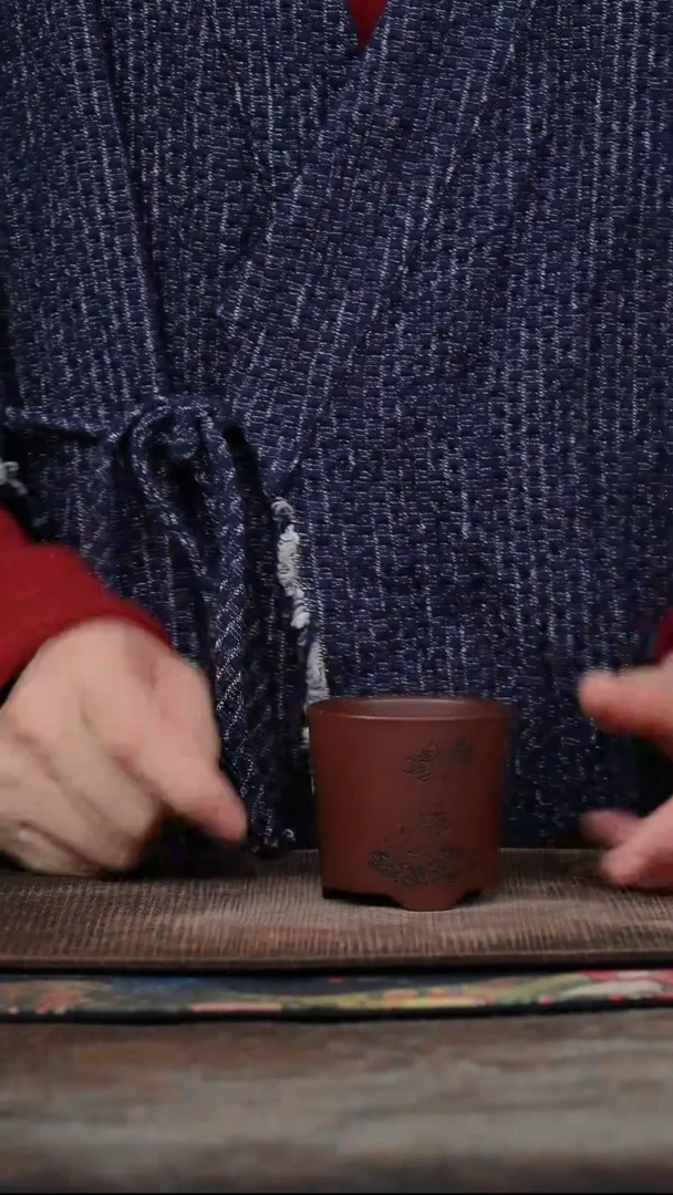 刻绘青莲紫砂三足杯