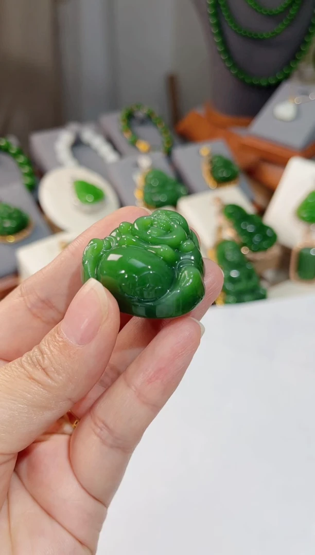 颈饰18K金镶嵌和田玉肚里藏金 佛公