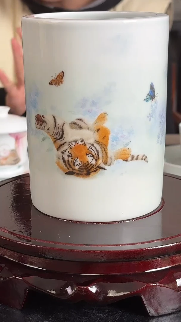 摆件陶瓷谭龙操《幼虎》陶瓷笔筒