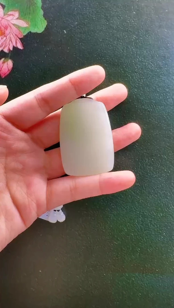 颈饰未镶嵌和田玉吊坠