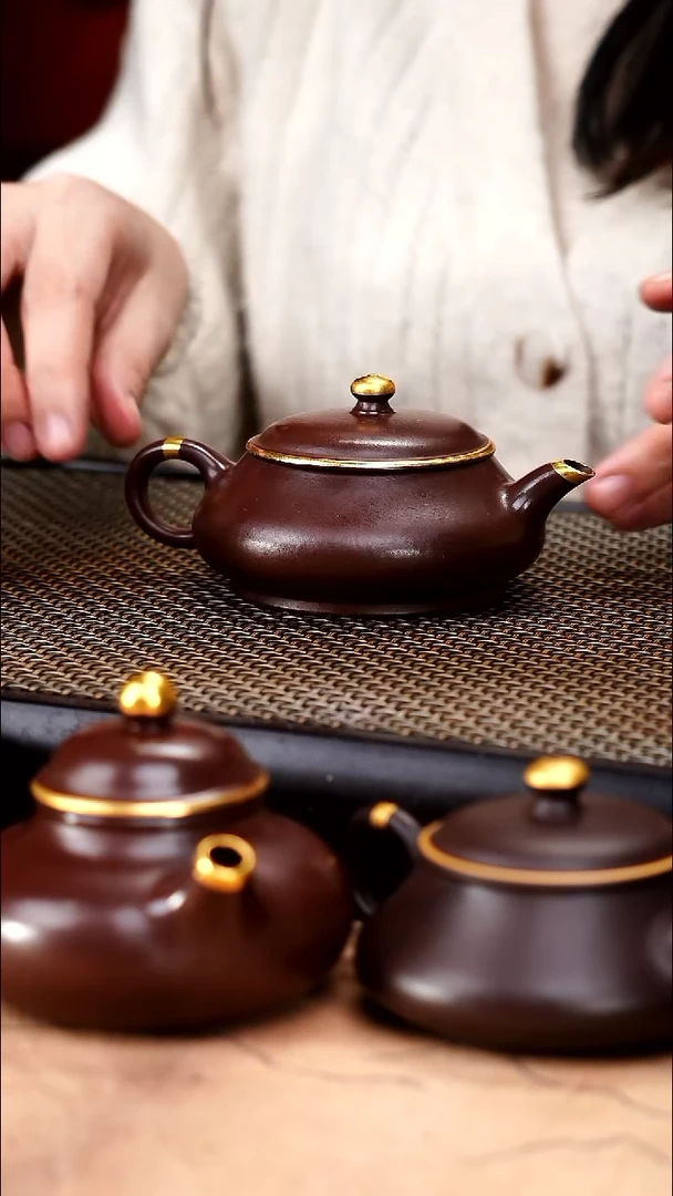 茶壶紫砂创****下四号井茄皮紫泥描金薄胎明炉150cc