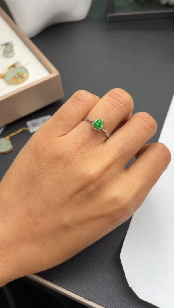 颈饰18K金镶嵌翡翠天然翡翠A货