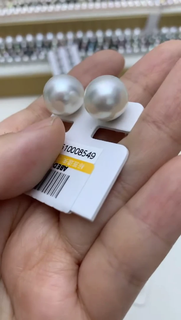 铂Pt900镶嵌耳饰海水珍珠q7