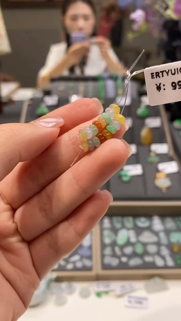 颈饰未镶嵌翡翠珠子