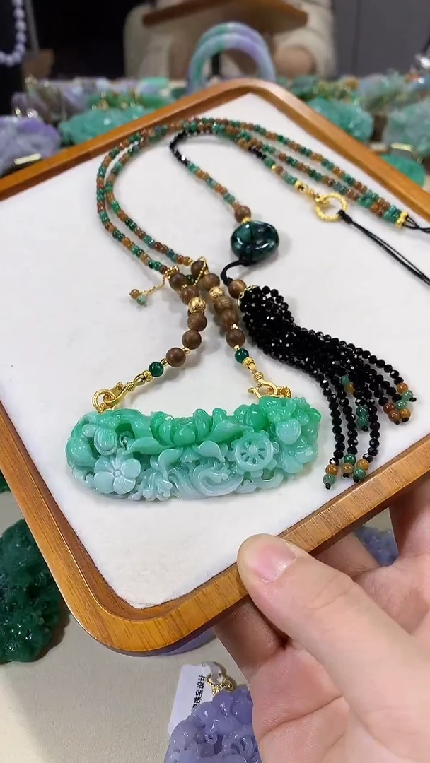 颈饰未镶嵌翡翠吊坠