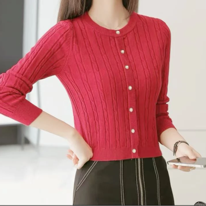 M1251绣红加厚珍珠钉扣套头针织衫