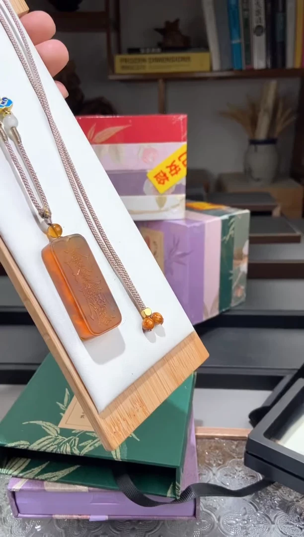 琥珀颈饰未镶嵌金棕珀护身符