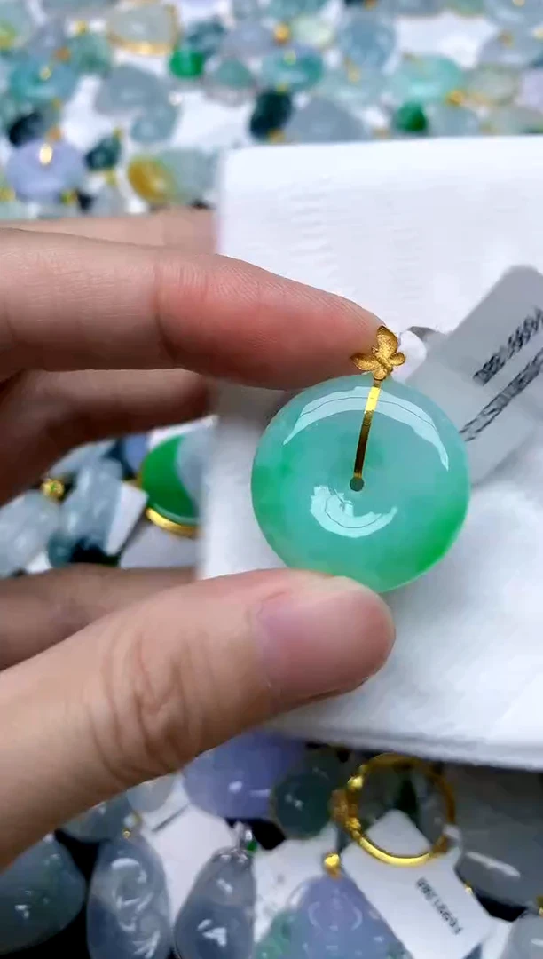 颈饰18K金镶嵌翡翠天然A货翡翠