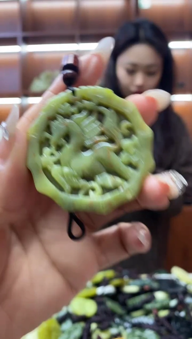 未镶嵌岫玉吊坠