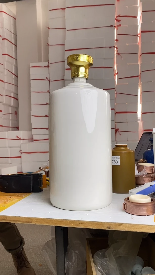 10斤白色茅型瓶 微瑕介意者慎拍