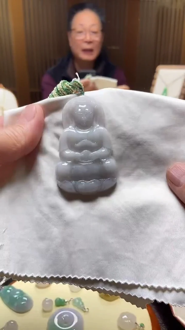 吊坠(不含链)未镶嵌翡翠手工雕刻正装观音，高65宽41.5厚8.2