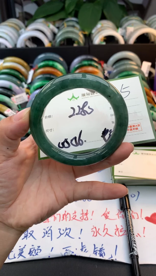 未镶嵌定制翡翠毛货需精细抛光+多人