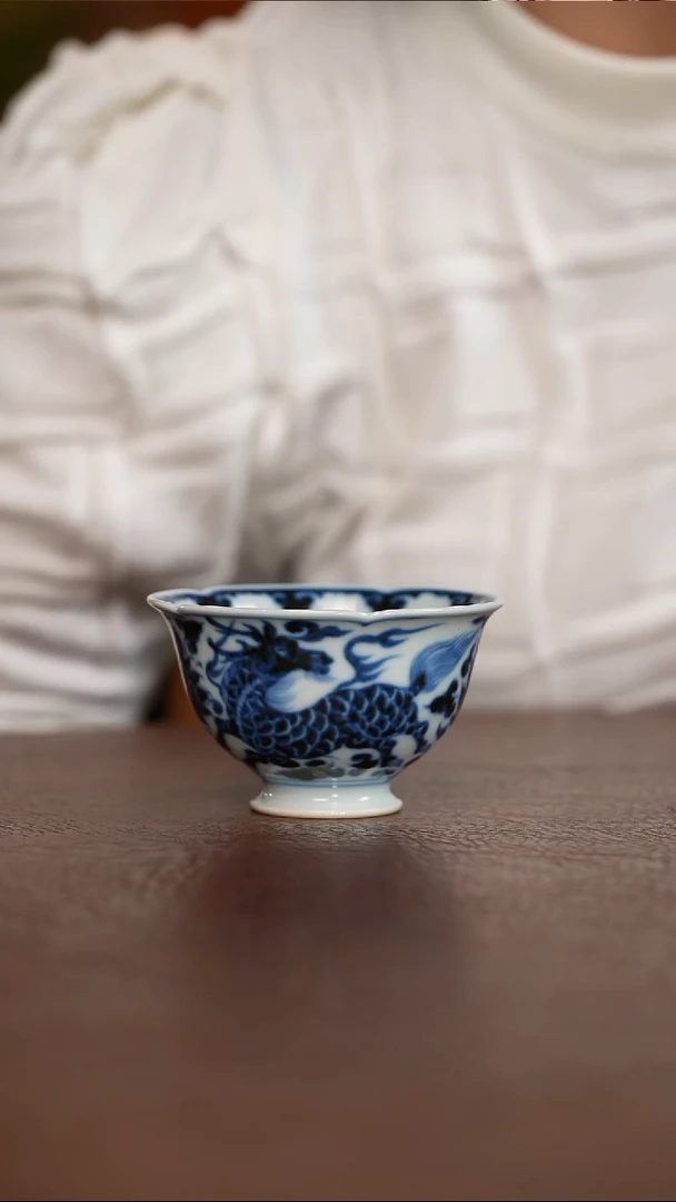 元青花麒麟追凤花口杯