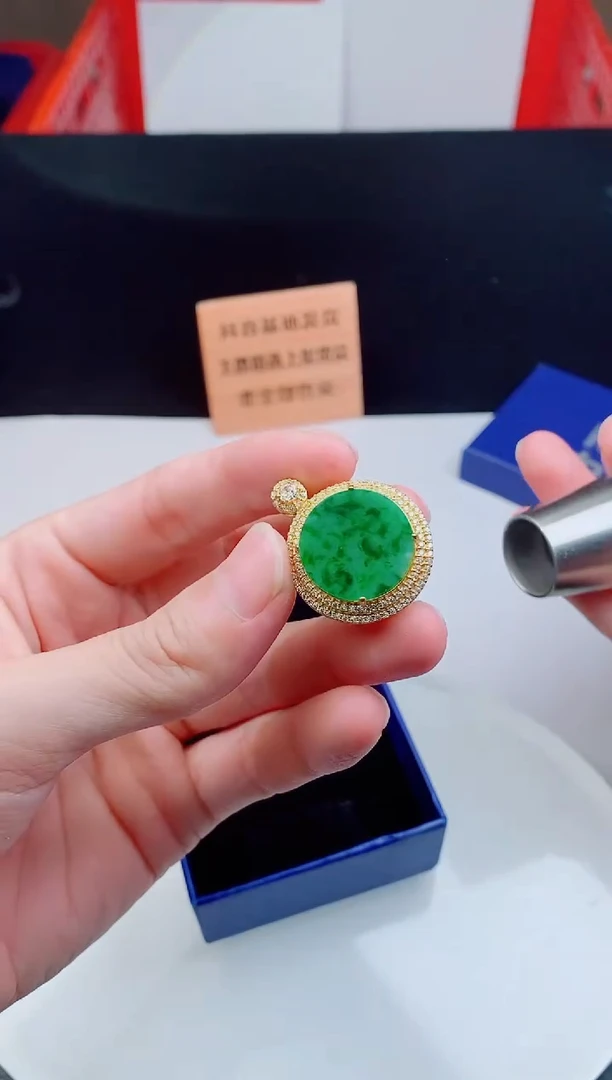 颈饰未镶嵌翡翠  `