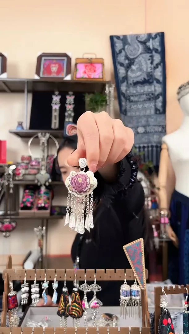 织绣民族风非遗老绣饰品458