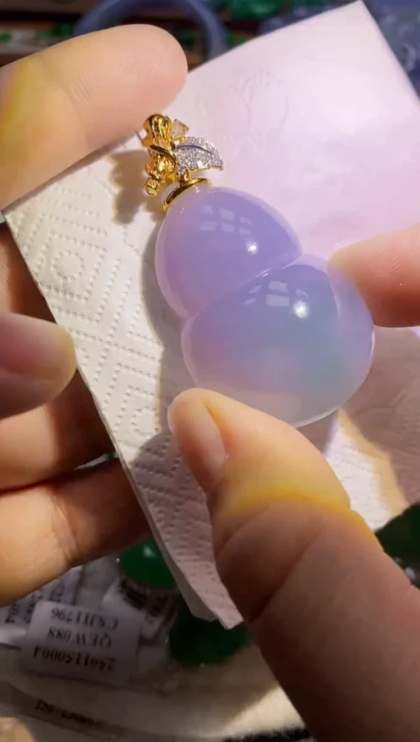 翡翠18K金镶嵌颈饰葫芦